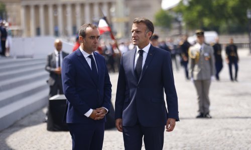 Pala francuska vlada! Novi premijer neočekivano dao ostavku