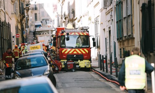 Čule se eksplozije u Parizu, izgorio kombi kraj ureda premijera