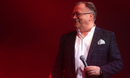 Život Halida Bešlića obilježile su brojne životne nedaće i prometne nesreće