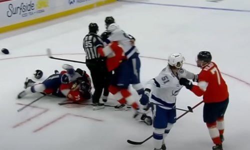 Pogledajte kaos u NHL-u. Igrači se mlatili čitavu utakmicu, 16 ih je izbačeno, a dobili su 322 minute kazne