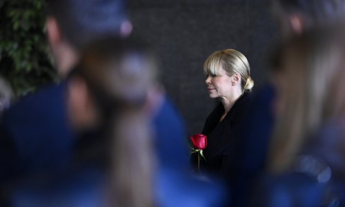 S crvenom ružom u rukama Mila Elegović oprostila se od bivšeg supruga