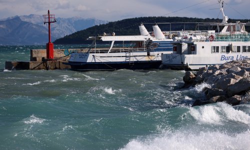 Zbog bure u prekidu katamaranske linije prema Visu i Hvaru; prometna nesreća na A3