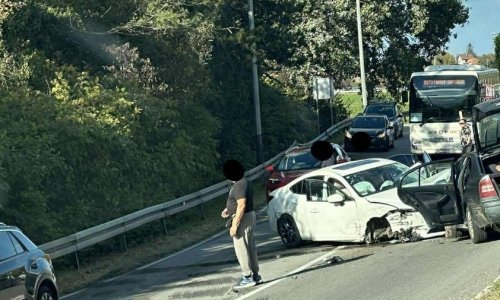 U sudaru dva automobila ozlijeđene četiri osobe: Promet je prekinut