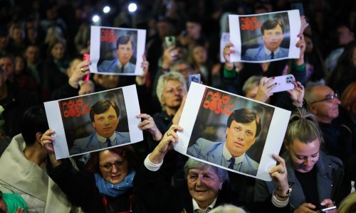 Emotivni prizori iz Sarajeva: Građani s pjesmom odali počast Halidu Bešliću