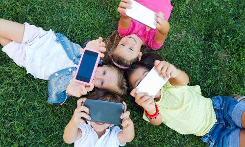 Kao Australija: Velika Britanija testira kako će zabrana društvenih mreža utjecati na djecu