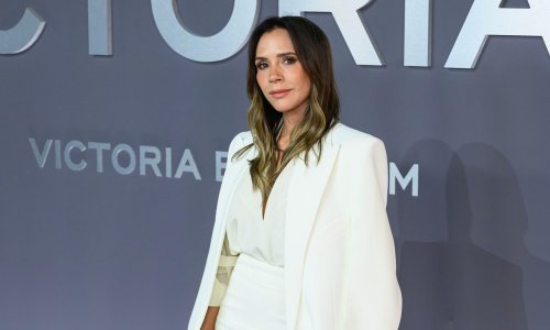 Ležerno prebačeni sako i hit sandale iz 90-ih: Victoria Beckham plijenila elegancijom