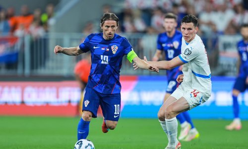Hrvaška nogometna reprezentanca v Pragi lovi uvrstitev na svetovno prvenstvo, navijači povzročili incident s Thompsonovimi pesmimi