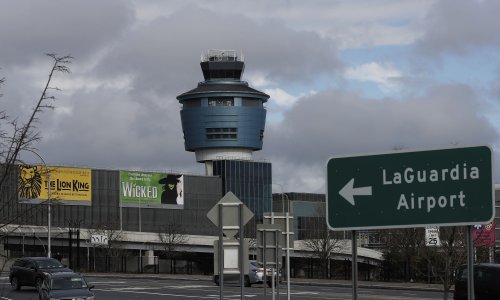 Kaos u SAD-u: Kontrolori leta ne dolaze na posao jer ne dobijaju plaću, a ministar im prijeti otkazima