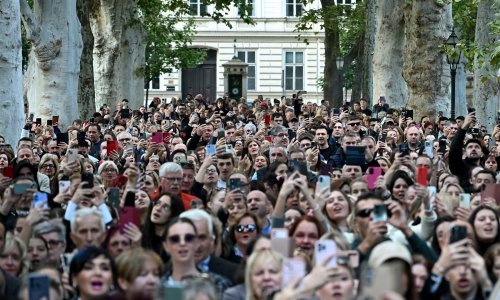 Hrvatska se oprašta od Halida Bešlića: Pogledajte emotivne prizore diljem zemlje