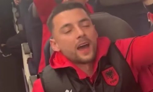Pogledajte kako dinamovac Hoxha i suigrači u avionu pjevaju pjesmu koja je razbjesnila Srbiju
