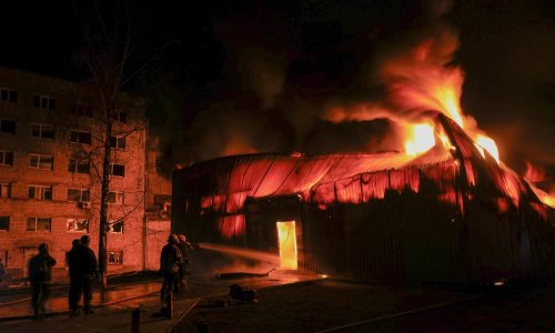 Rusija izvela masovni noćni napad na Kijev: Nastao golemi krater u stambenoj četvrti