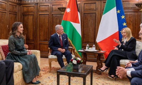 Laskav kroj koji pristaje svima: Kraljica Rania zadivila u još jednoj divnoj haljini