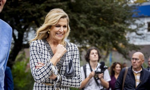 Upečatljivu haljinu spojila s čizmama koje nikad ne izlaze iz mode