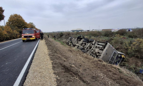 Užas kod Srijemske Mitrovice: Autobus se prevrnuo na krov, ima poginulih