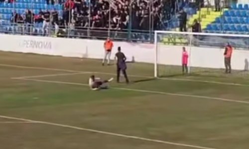 Pogledajte skandal u Zadru! Navijač Tornada uletio u teren, udario golmana Šibenika i krenuo na Funcute