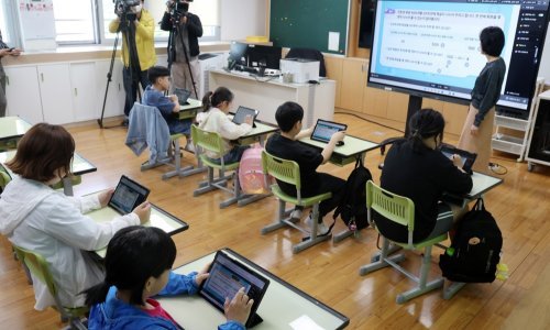 Južna Koreja pokušala uvesti udžbenike s umjetnom inteligencijom, pa se opekla