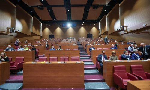 Većina zastupnika podržava temeljnu vojnu obuku, oporba upozorava na diskriminaciju civilnih ročnika