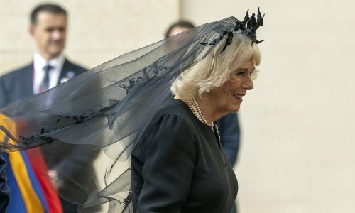 Kraljica Camilla odabrala je poseban nakit za povijesni susret s Papom