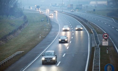 Vozači, oprez! HAK upozorio da pješak hoda po autocesti A3, magla smanjuje vidljivost