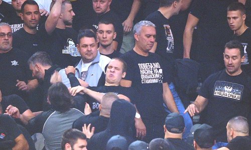 Poruka na majici navijača Partizana usred kaosa na tribinama izazvala šok u Srbiji; pogledajte što piše na njoj