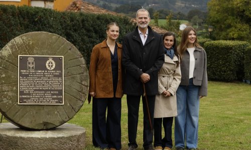 Princezin jesenski šarm: Vintage smeđa jakna kao statement uz traper kombinezon
