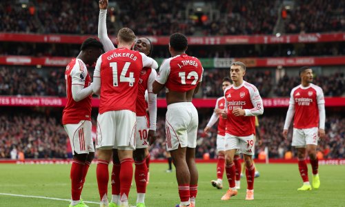 Nezaustavljivi Arsenal koristi kikseve velikana i juri po prvi naslov nakon 21 godinu