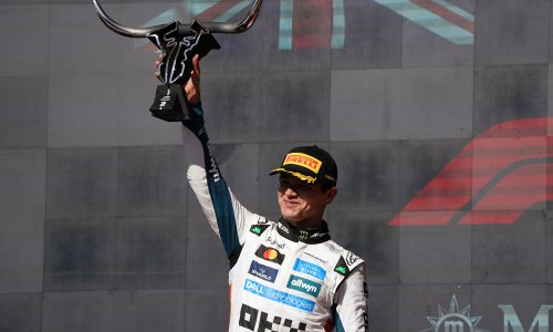 Lando Norris slavio u utrci sa spornim odlukama, ali i ušao u borbu za naslov
