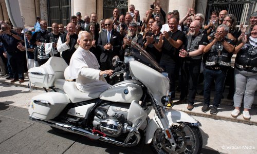 Unikatni BMW R 18 Transcontinental za papu Lava XIV. prodan na aukciji: Sav iznos ide djeci na Madagaskaru
