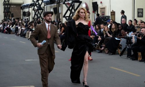 Nicole Kidman prošetala modnom pistom pa odala počast holivudskoj divi