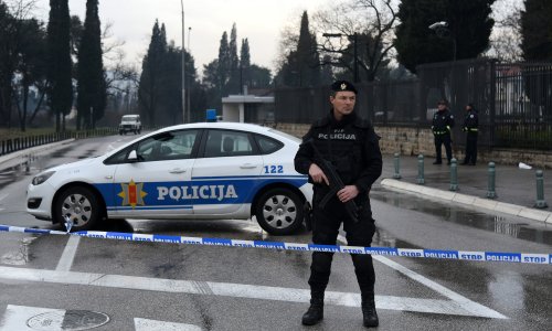 U Podgorici tijekom noći demoliran lokal turskog državljanina i zapaljen automobil