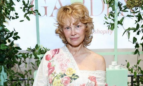 Pamela Anderson u potpunosti je prigrlila nekoć omraženu frizuru iz 80-ih