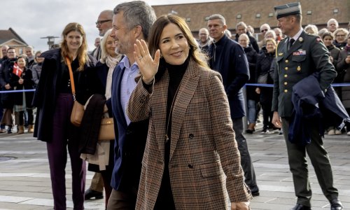 Ni lijepa kraljica nije odoljela najtraženijem komadu ove jeseni: Nosi se uz sve, od traperica do haljina