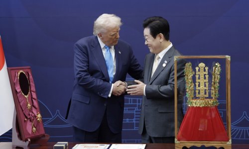 Počastili ga impozantnom krunom, ali to nije sve: Korejci su se baš 'isprsili' za Trumpa