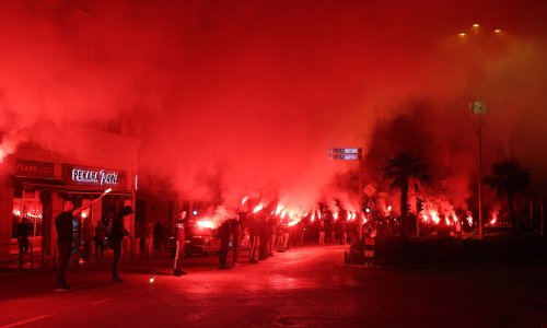 Pogledajte spektakularnu bakljadu Torcide za 75. rođendan