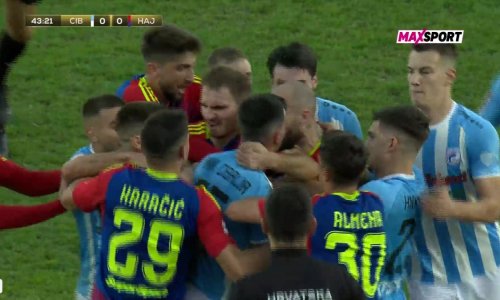 Pogledajte 'makljažu' igrača Hajduka i Cibalije; nije se znalo tko koga hvata za vrat, a tko koga gura