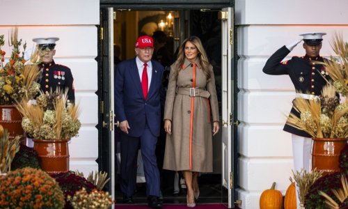 Melania Trump sve je iznenadila neobičnim kaputom o kojem svi govore