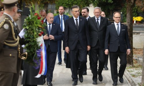 Plenković zapalio svijeće na Mirogoju: 'Mir i sjećanje na one koje volimo'