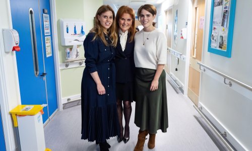 Beatrice i Eugenie tiho pobjegle iz Britanije nakon očevog skandala