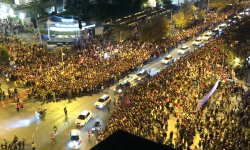 [VIDEO] Srbijanski studenti počeli stizati u Novi Sad: Pogledajte kakav im doček spremaju