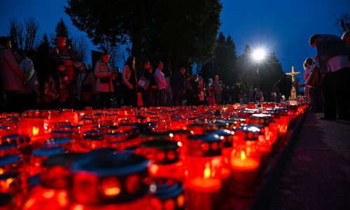 U Zagrebu zapaljene stotine lampiona: Pogledajte kako izgleda noć Svih svetih na Mirogoju