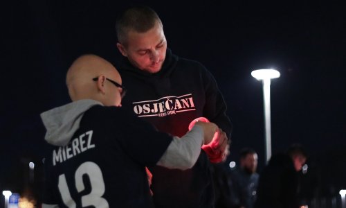 Pogledajte scene iz Osijeka; navijači pale svijeće za klub, a igrači u karanteni
