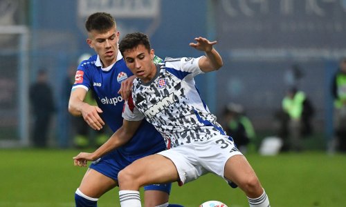 Hajduk ni s igračem više nije uspio slomiti Slaven. Pogledajte bizarno isključenje i promašaj Šege