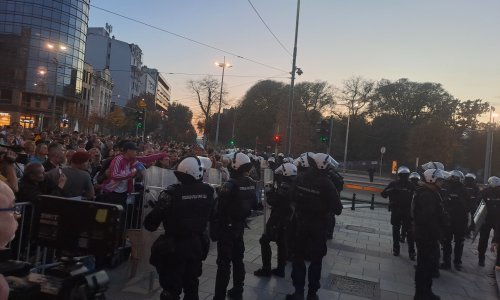 'Izađi Srbijo, svi pred Skupštinu': Sve veći broj građana okuplja ispred srbijanskog parlamenta