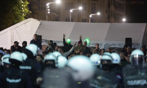 Vučićevi pristaše krenuli prema prosvjednicima: Letjele dimne bombe, baklje i petarde