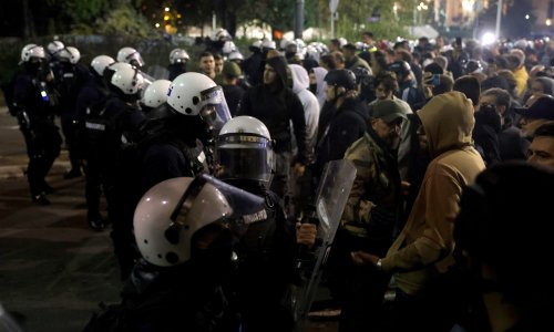 Neredi u Beogradu: Bačeni topovski udari i pirotehnika, oglasio se i Vučić