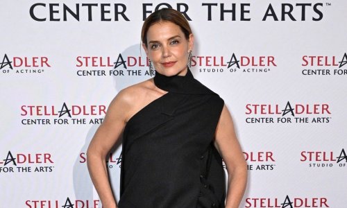 Stajling kraljice ulične mode kao stvoren je za peglanje figure i skrivanje trbuščića