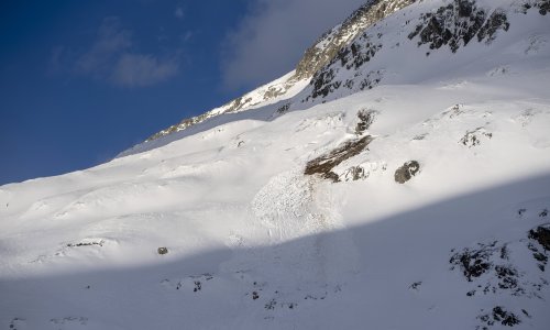 Tragedija na Himalaji: U lavini poginulo troje alpinista, traga se za osmero ljudi