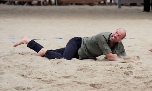 Dao je sve od sebe: Fotke bosonogog princa Williama dok leži na pijesku obišle svijet