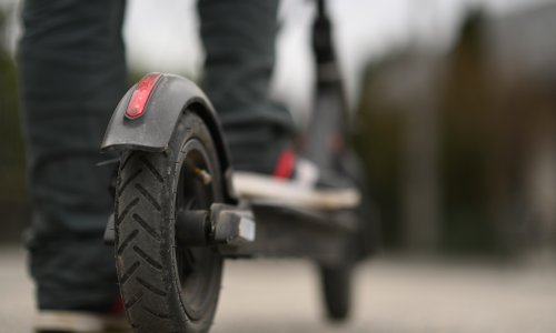 Maloljetnik na električnom romobilu naletio na srnu i teško se ozlijedio