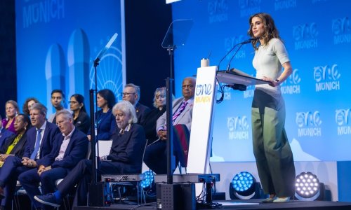 Kraljica Rania iznenadila izgledom: Ovakve hlače nisu za svakoga, a a tek jakna...